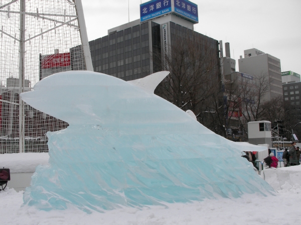 イルカの氷像